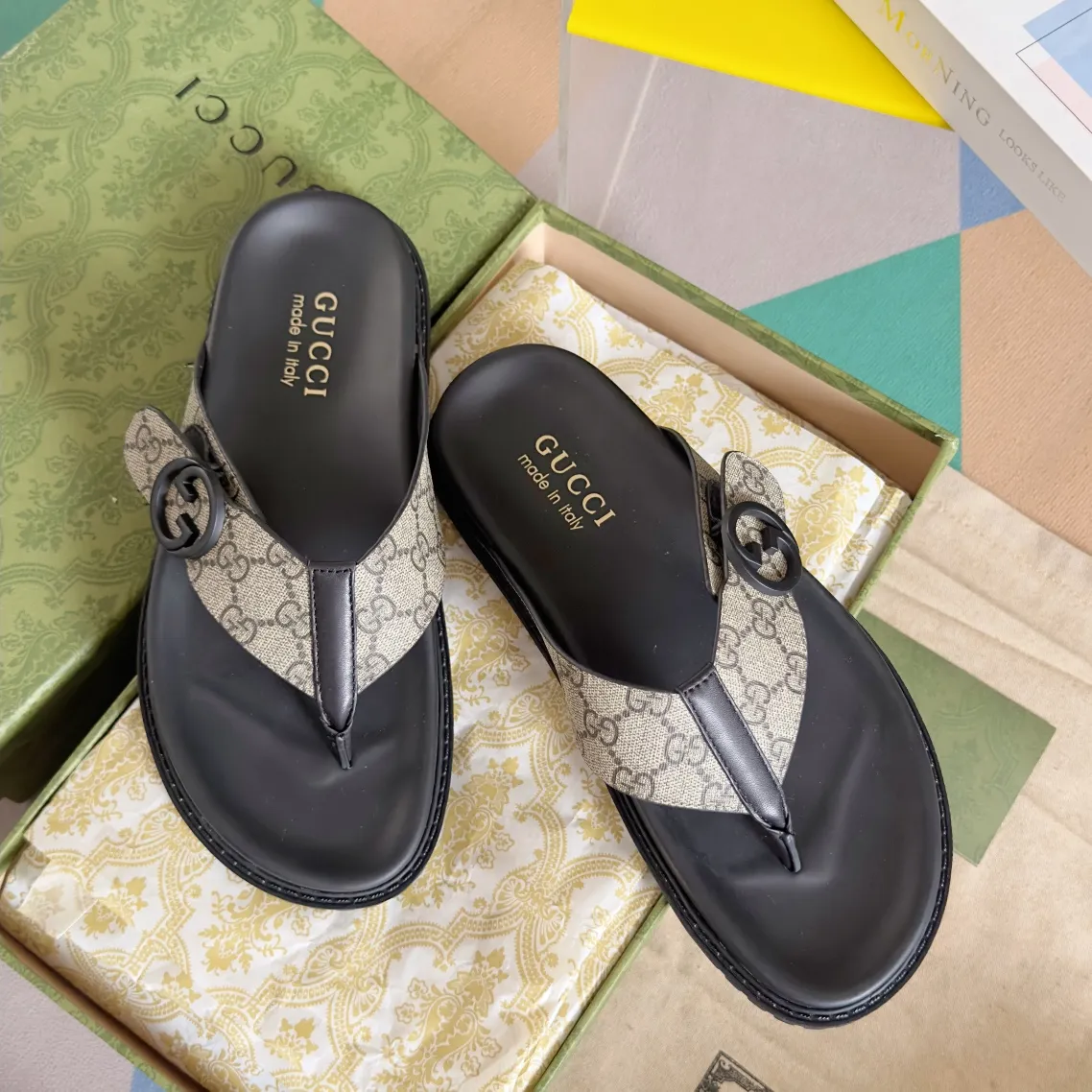[G Home] Men's Men's Shoes💰:300💰Size:38-45 GUCC Gucci Original Order Quality 🆕2024Gucci Gucci Summer New Style Double G Presbyopia Flip-flops Cross Sandals Thick Sole Slippers Beach Shoes Original Purchase and Development Production G family's 2024 new summer dark horse items, fashion bloggers at home and abroad have put on the show, and it has become popular on social platforms at home and abroad. Fashionistas must pay for it, and they spend a lot of money to create ingenious craftsmanship and accurately restore every detail. Exquisite packaging at the delivery counter🛍📦 ▪️ Fabric: Original imported double G presbyopic leather ▪️ Lining: Original imported leather ▪️ Sole: Original open molded T men's shoes 💰U outsole ▪️ Bottom thickness: 3CM